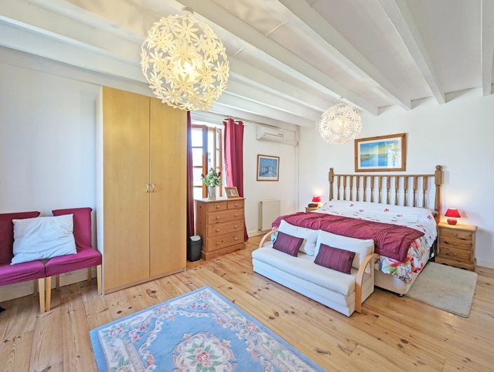 Image No.6-8 Bed House for sale