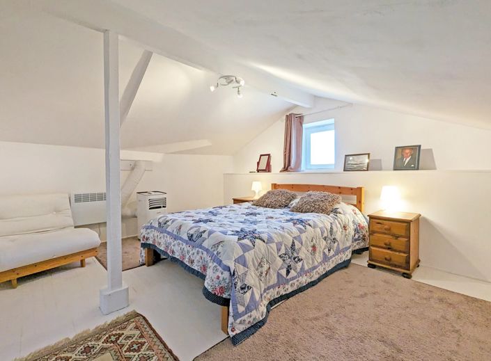 Image No.8-8 Bed House for sale