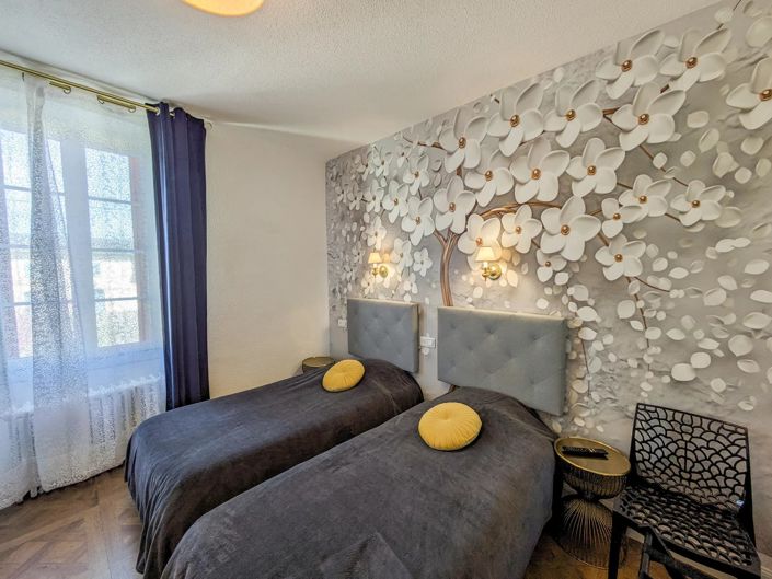 Image No.8-10 Bed Commercial for sale