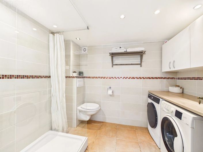 Image No.7-10 Bed House for sale