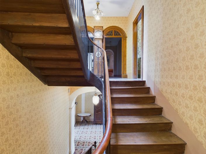 Image No.8-6 Bed House for sale