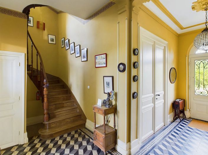 Image No.5-8 Bed House for sale