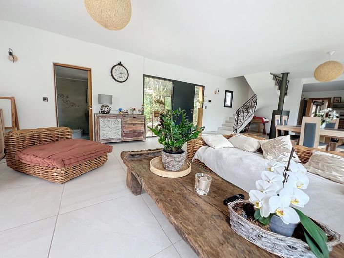 Image No.11-4 Bed Property for sale