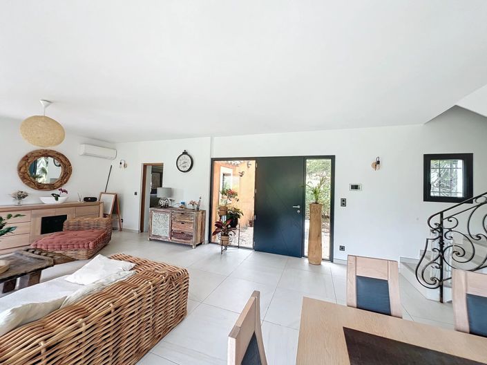 Image No.12-4 Bed Property for sale