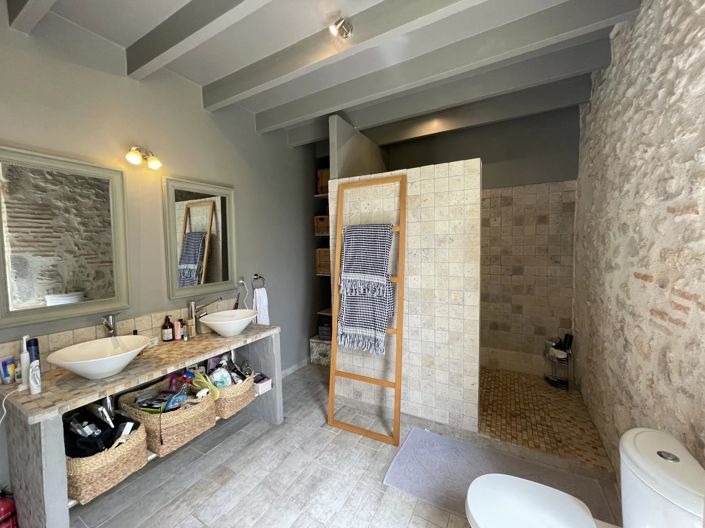 Image No.8-6 Bed House for sale