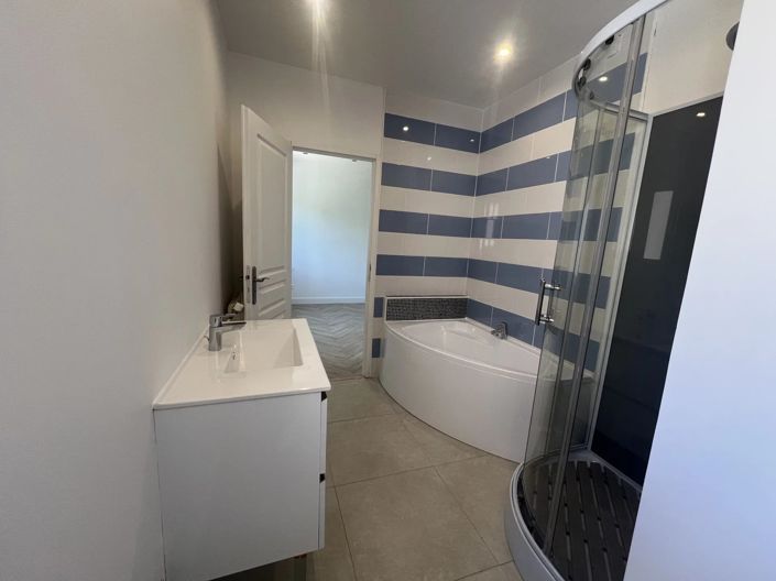 Image No.8-5 Bed House for sale