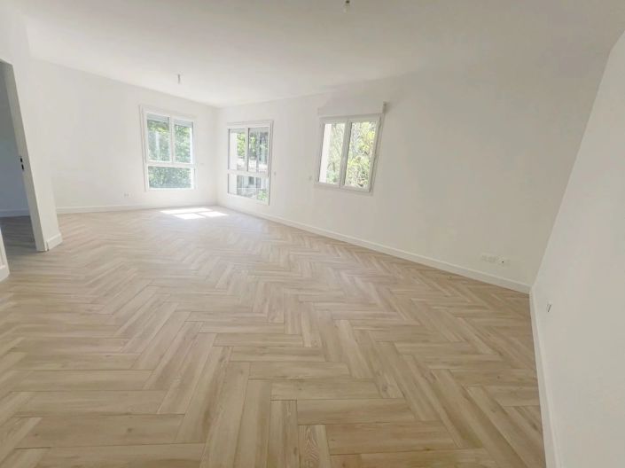 Image No.8-5 Bed House for sale