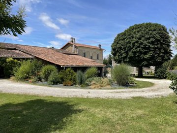 1 - Écoyeux, Maison