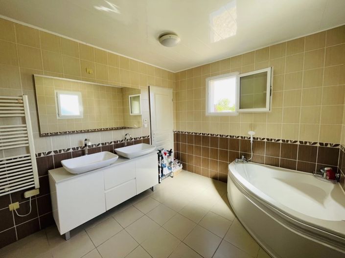 Image No.10-3 Bed House for sale