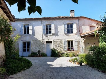 1 - Champagne-et-Fontaine, Village House