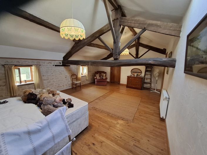 Image No.8-5 Bed House for sale