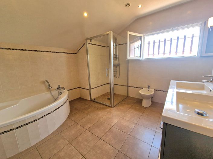 Image No.15-5 Bed House for sale