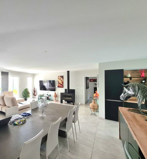 Image No.10-3 Bed House for sale