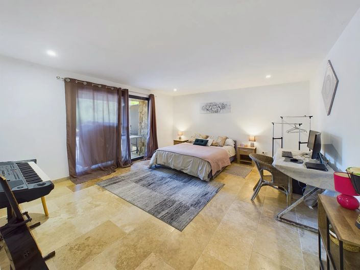 Image No.11-10 Bed House for sale