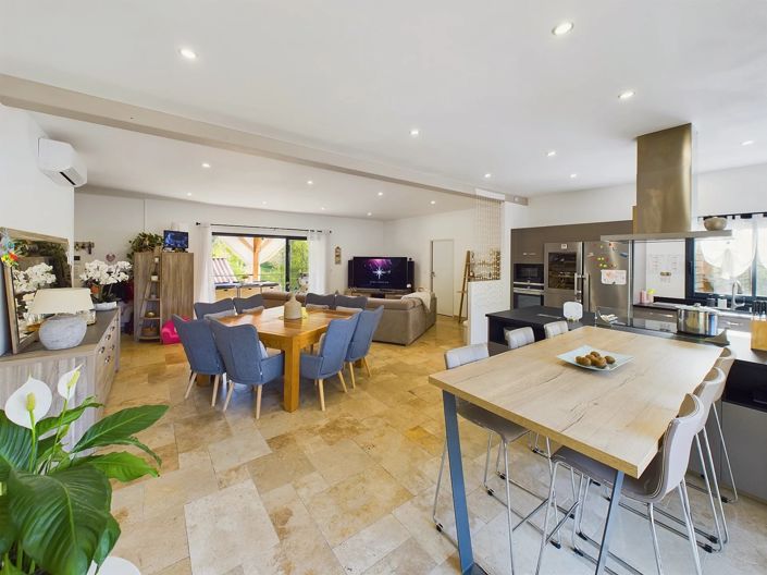 Image No.2-10 Bed House for sale