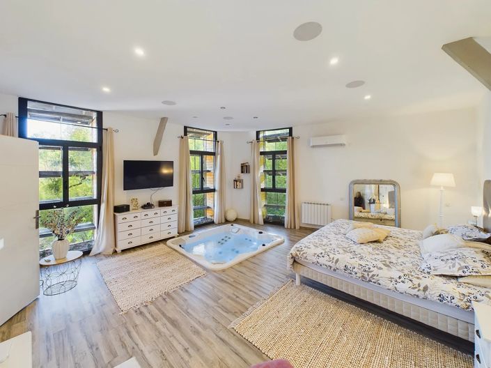 Image No.7-10 Bed House for sale