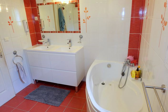 Image No.12-4 Bed House for sale