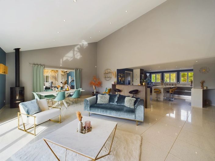 Image No.4-8 Bed House for sale