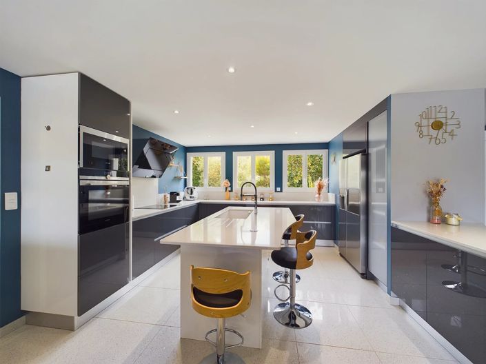 Image No.5-8 Bed House for sale