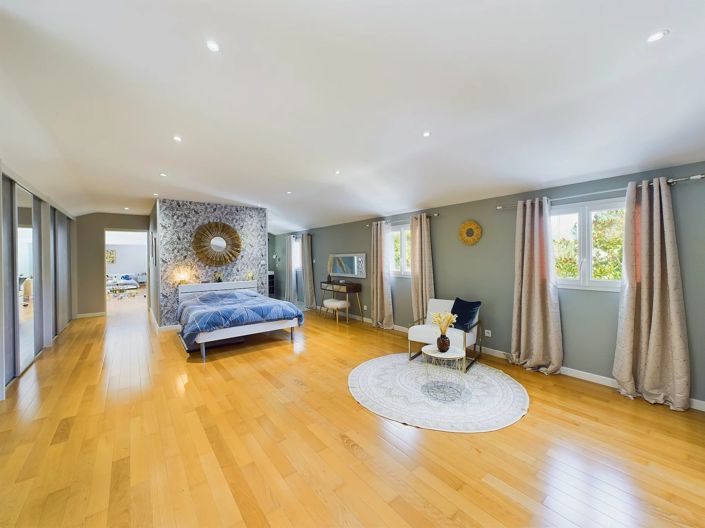 Image No.9-8 Bed House for sale