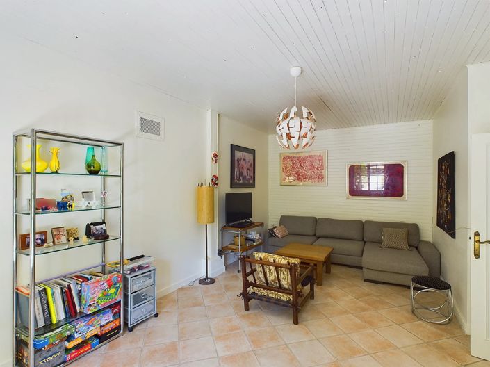 Image No.6-5 Bed House for sale