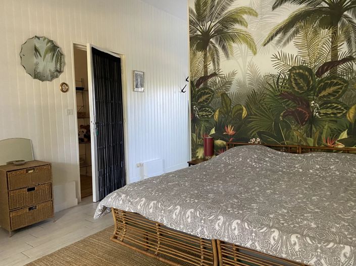 Image No.8-5 Bed House for sale