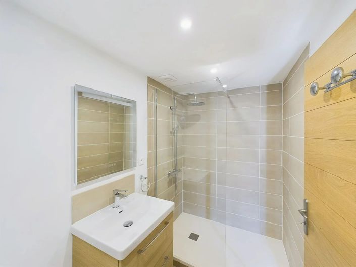 Image No.9-8 Bed House for sale