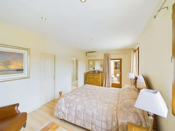 Image No.10-8 Bed House for sale