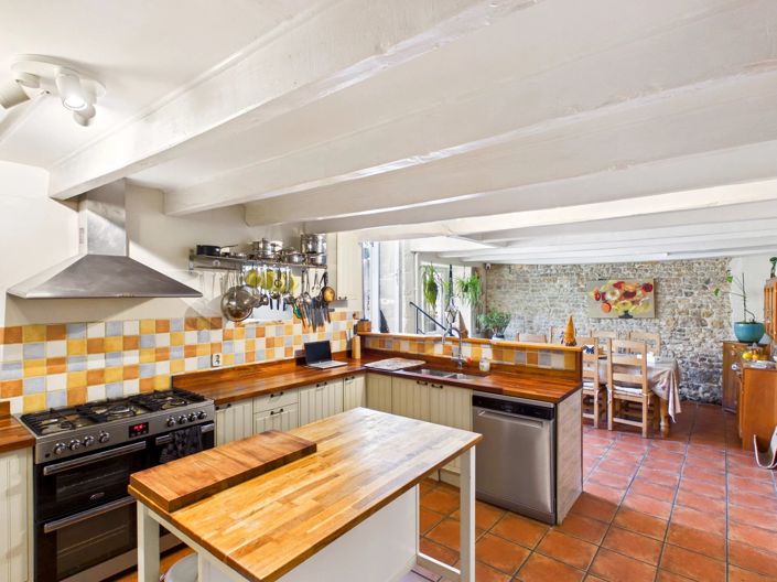 Image No.5-8 Bed House for sale