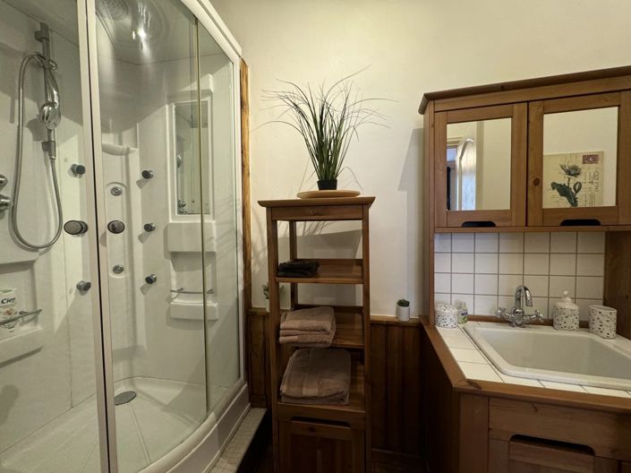 Image No.8-8 Bed House for sale