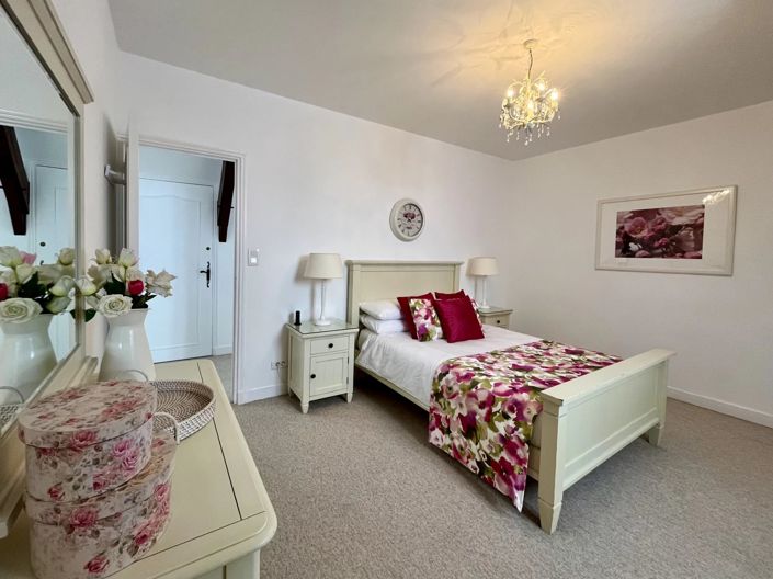 Image No.8-8 Bed House for sale