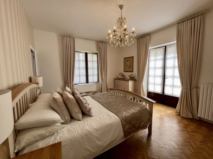 Image No.4-8 Bed House for sale