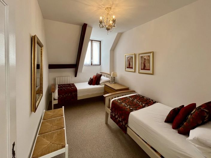 Image No.9-8 Bed House for sale