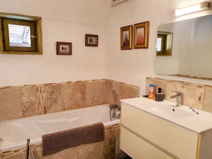 Image No.8-7 Bed House for sale