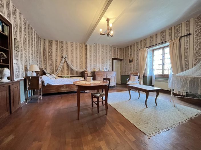 Image No.11-7 Bed Village House for sale