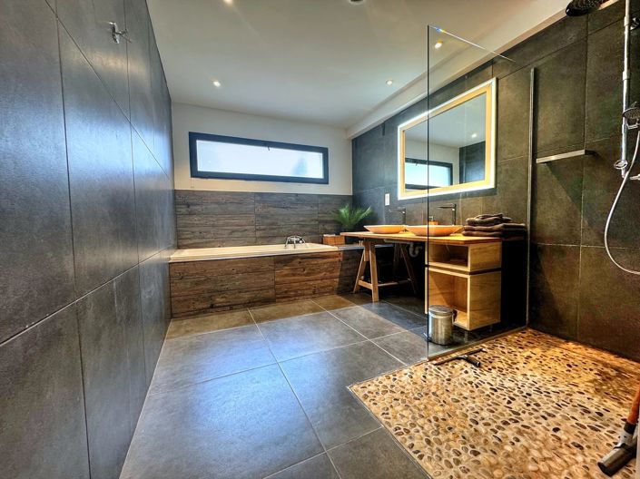 Image No.8-5 Bed House for sale