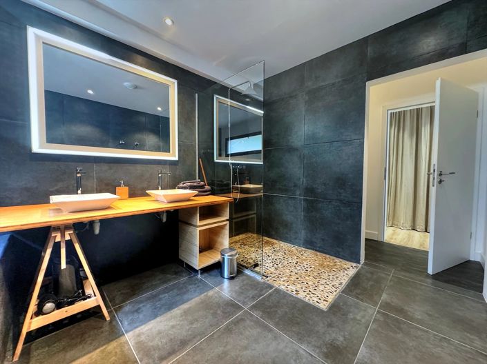 Image No.9-5 Bed House for sale