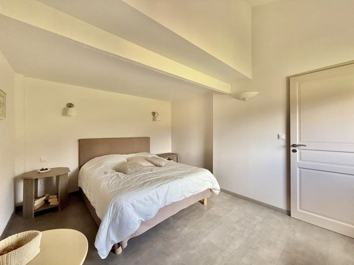 Image No.8-10 Bed House for sale