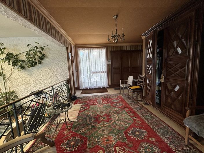 Image No.9-5 Bed House for sale