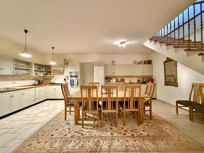 Image No.8-7 Bed House for sale