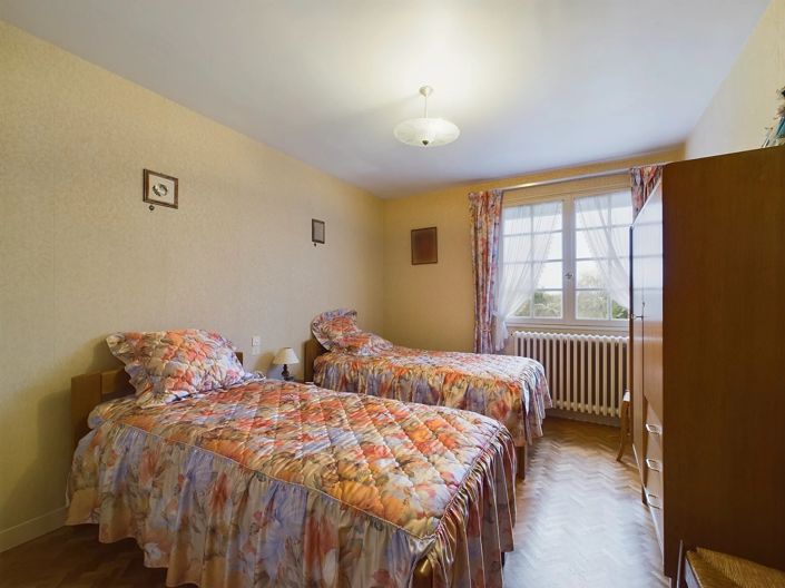 Image No.8-5 Bed House for sale