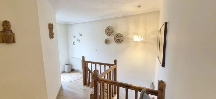 Image No.9-5 Bed House for sale