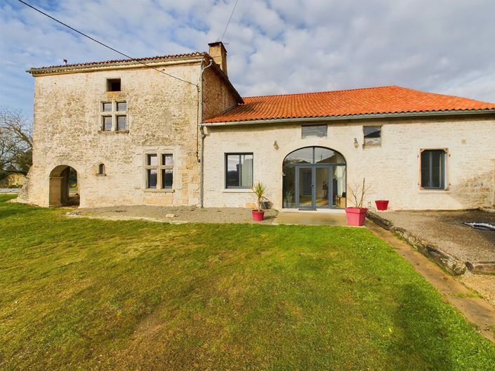 Image No.1-Maison de 4 chambres à vendre à Charente