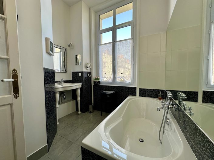 Image No.9-10 Bed House for sale