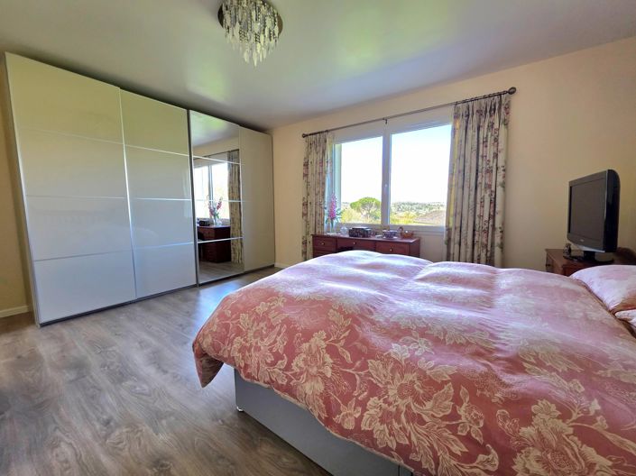 Image No.10-3 Bed House for sale