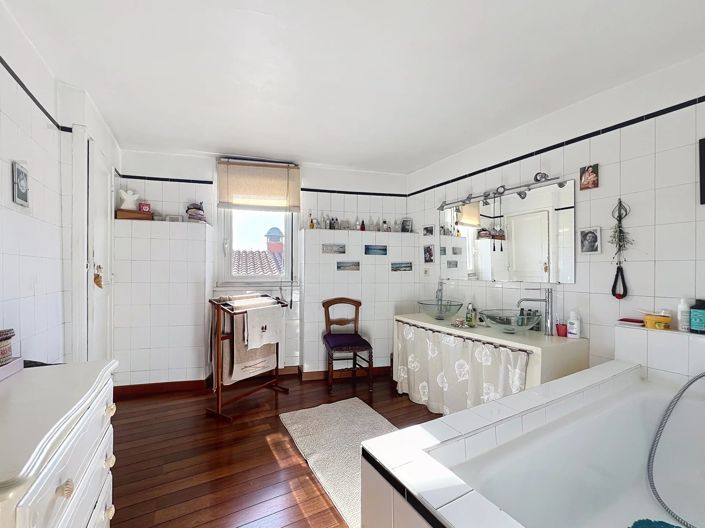 Image No.8-3 Bed Property for sale