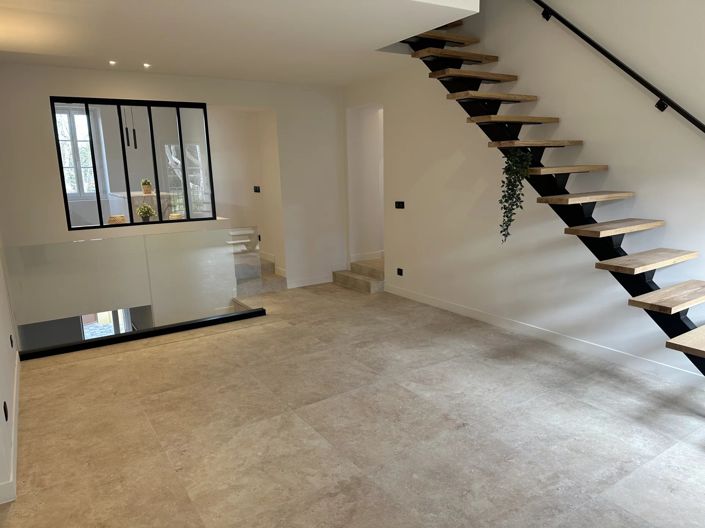 Image No.10-3 Bed Property for sale