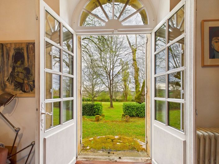 Image No.6-8 Bed House for sale