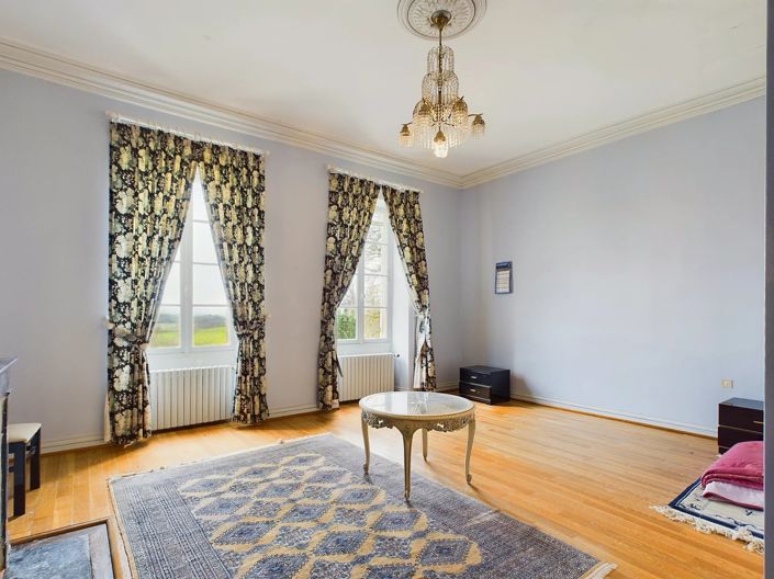 Image No.8-6 Bed House for sale