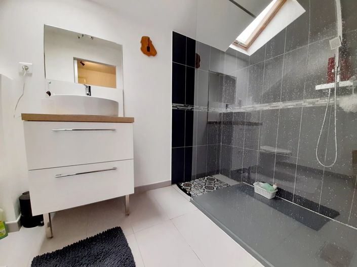 Image No.6-8 Bed House for sale